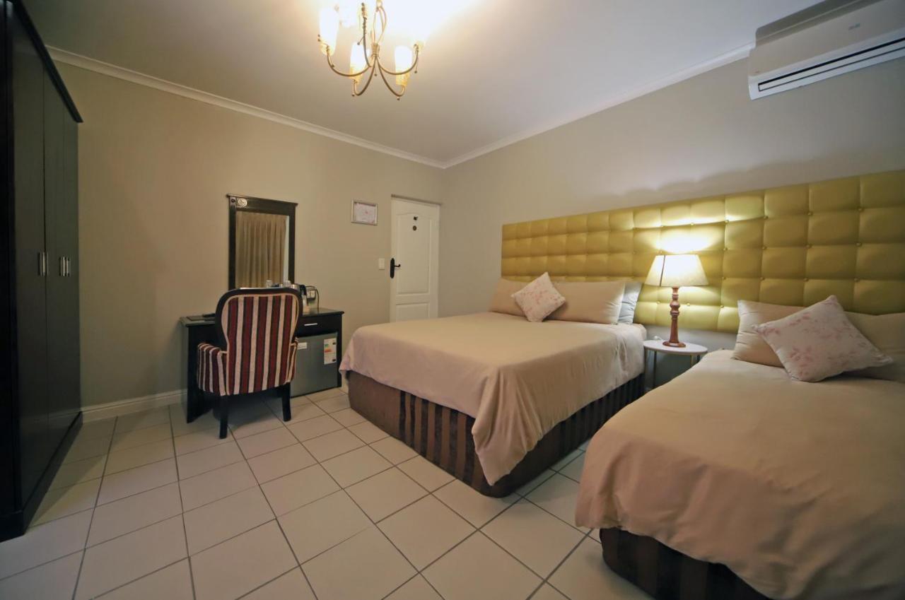 Savoy Lodge Cape Town Room photo